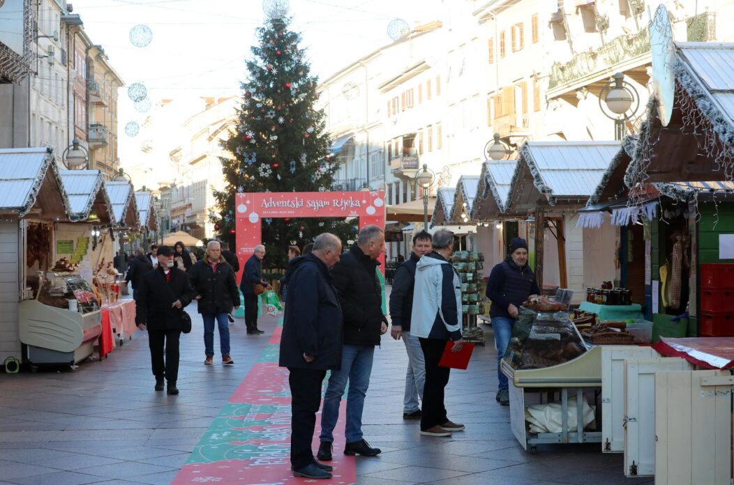 Rijeka: Adventski sajam otvoren je na Korzu Rijeka: Adventski sajam otvoren je na Korzu