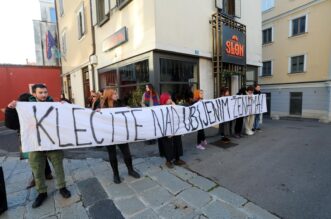 Rijeka: Molitelji i prosvjednici pred katedralom Svetog Vida Rijeka: Molitelji i prosvjednici pred katedralom Svetog Vida
