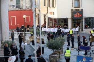 Rijeka: Molitelji i prosvjednici pred katedralom Svetog Vida Rijeka: Molitelji i prosvjednici pred katedralom Svetog Vida
