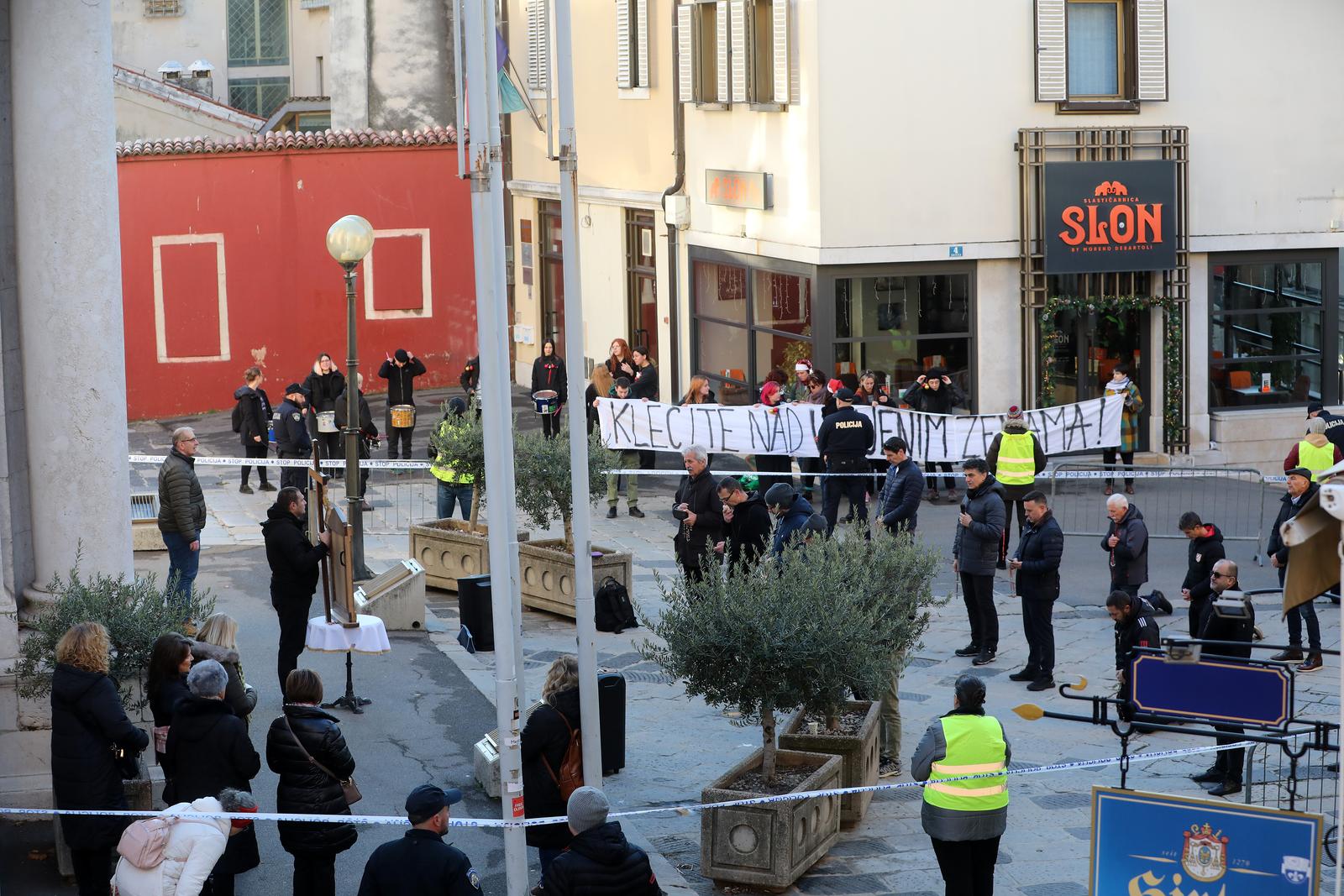 Rijeka: Molitelji i prosvjednici pred katedralom Svetog Vida Rijeka: Molitelji i prosvjednici pred katedralom Svetog Vida