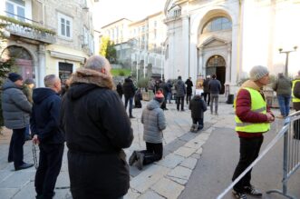 Rijeka: Molitelji i prosvjednici pred katedralom Svetog Vida Rijeka: Molitelji i prosvjednici pred katedralom Svetog Vida