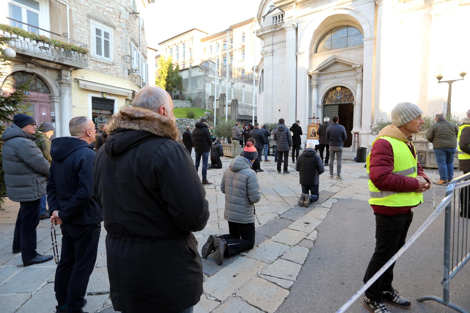 Rijeka: Molitelji i prosvjednici pred katedralom Svetog Vida Rijeka: Molitelji i prosvjednici pred katedralom Svetog Vida