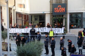 Rijeka: Molitelji i prosvjednici pred katedralom Svetog Vida Rijeka: Molitelji i prosvjednici pred katedralom Svetog Vida
