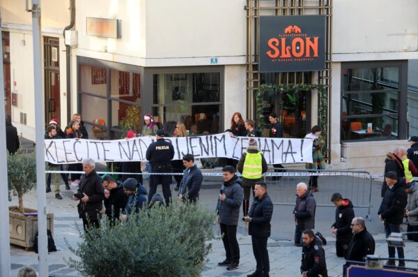 Rijeka: Molitelji i prosvjednici pred katedralom Svetog Vida
