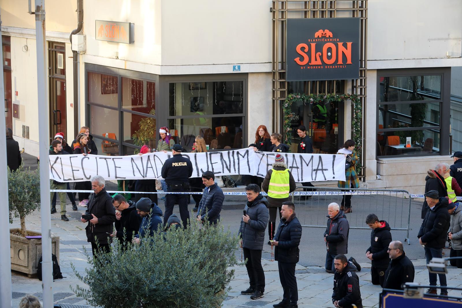 Rijeka: Molitelji i prosvjednici pred katedralom Svetog Vida Rijeka: Molitelji i prosvjednici pred katedralom Svetog Vida
