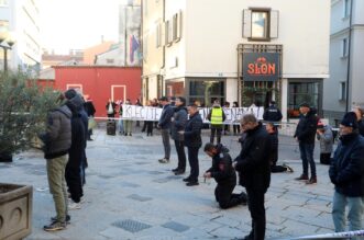 Rijeka: Molitelji i prosvjednici pred katedralom Svetog Vida Rijeka: Molitelji i prosvjednici pred katedralom Svetog Vida