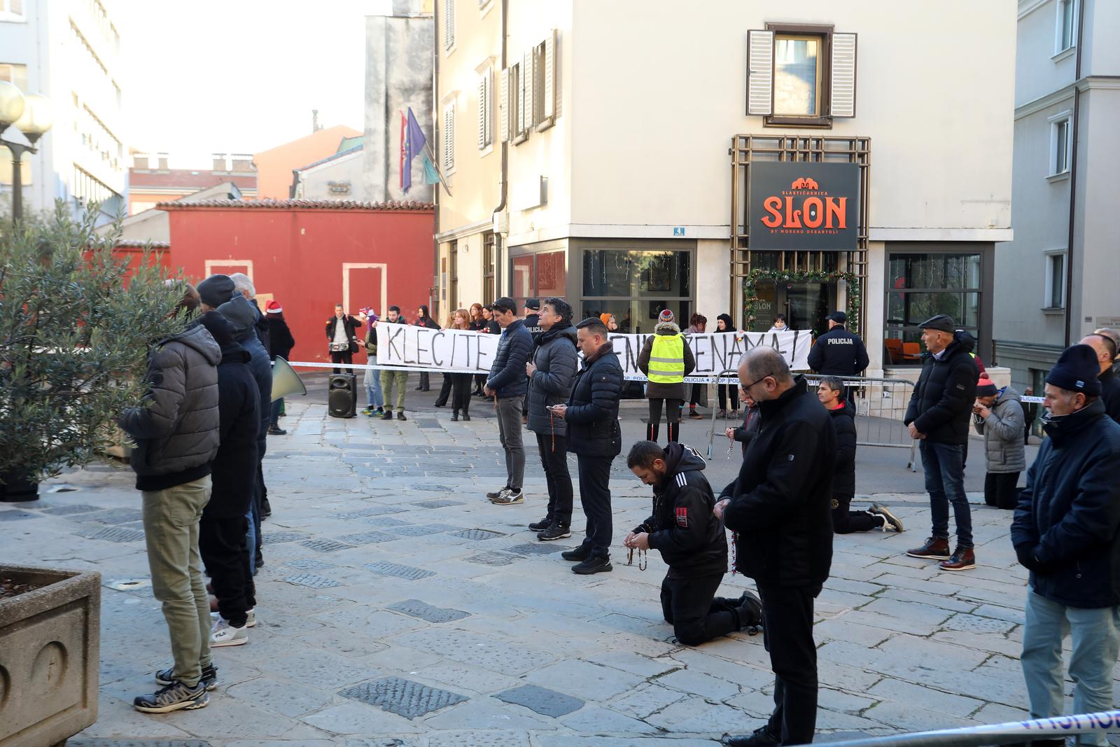 Rijeka: Molitelji i prosvjednici pred katedralom Svetog Vida Rijeka: Molitelji i prosvjednici pred katedralom Svetog Vida