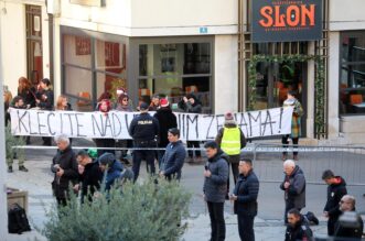 Rijeka: Molitelji i prosvjednici pred katedralom Svetog Vida Rijeka: Molitelji i prosvjednici pred katedralom Svetog Vida