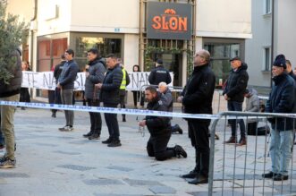 Rijeka: Molitelji i prosvjednici pred katedralom Svetog Vida Rijeka: Molitelji i prosvjednici pred katedralom Svetog Vida