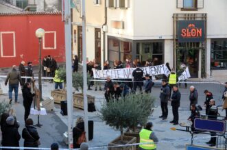 Rijeka: Molitelji i prosvjednici pred katedralom Svetog Vida Rijeka: Molitelji i prosvjednici pred katedralom Svetog Vida