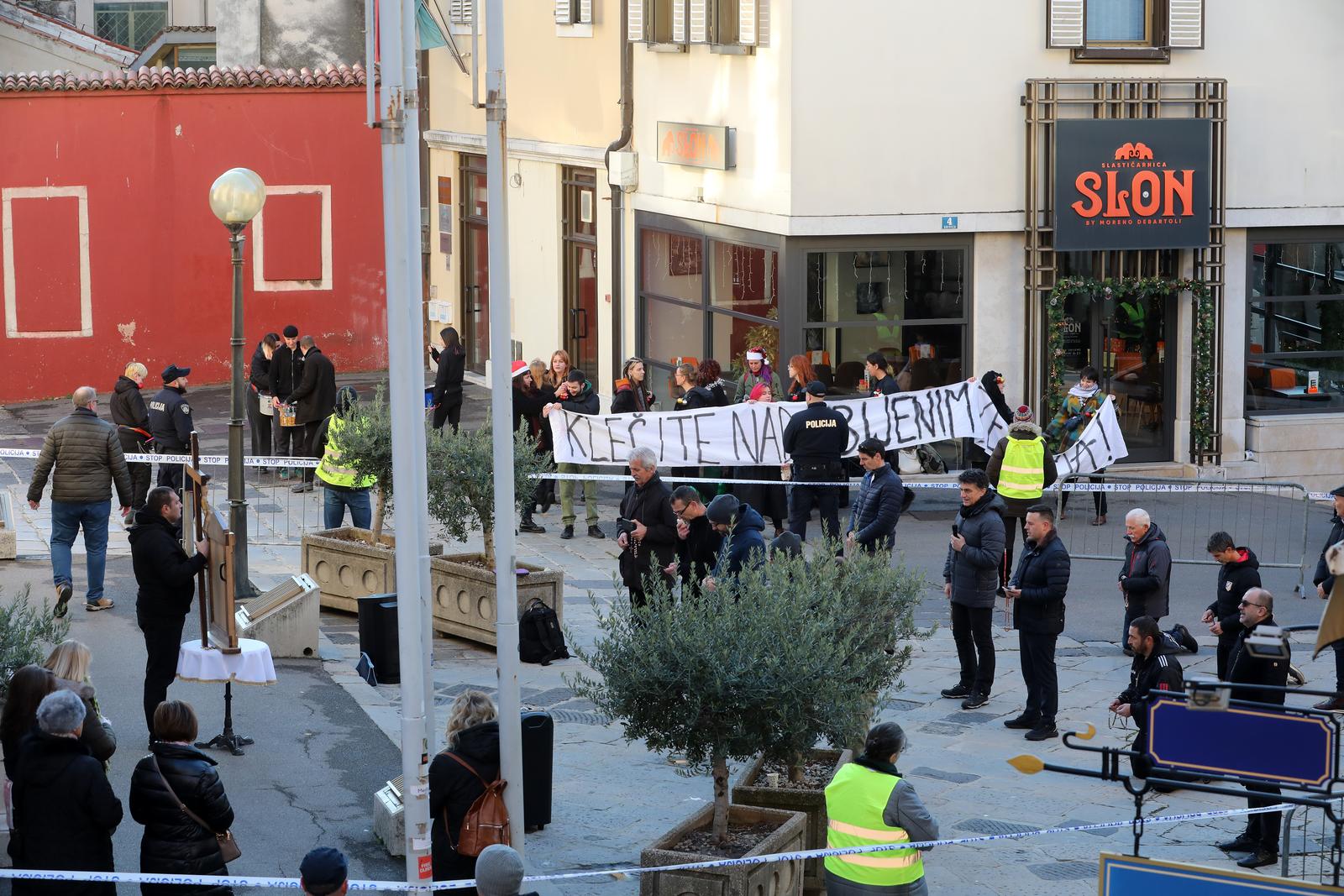 Rijeka: Molitelji i prosvjednici pred katedralom Svetog Vida Rijeka: Molitelji i prosvjednici pred katedralom Svetog Vida