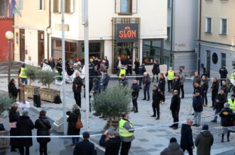 Rijeka: Molitelji i prosvjednici pred katedralom Svetog Vida Rijeka: Molitelji i prosvjednici pred katedralom Svetog Vida