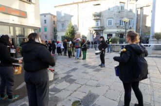 Rijeka: Molitelji i prosvjednici pred katedralom Svetog Vida Rijeka: Molitelji i prosvjednici pred katedralom Svetog Vida