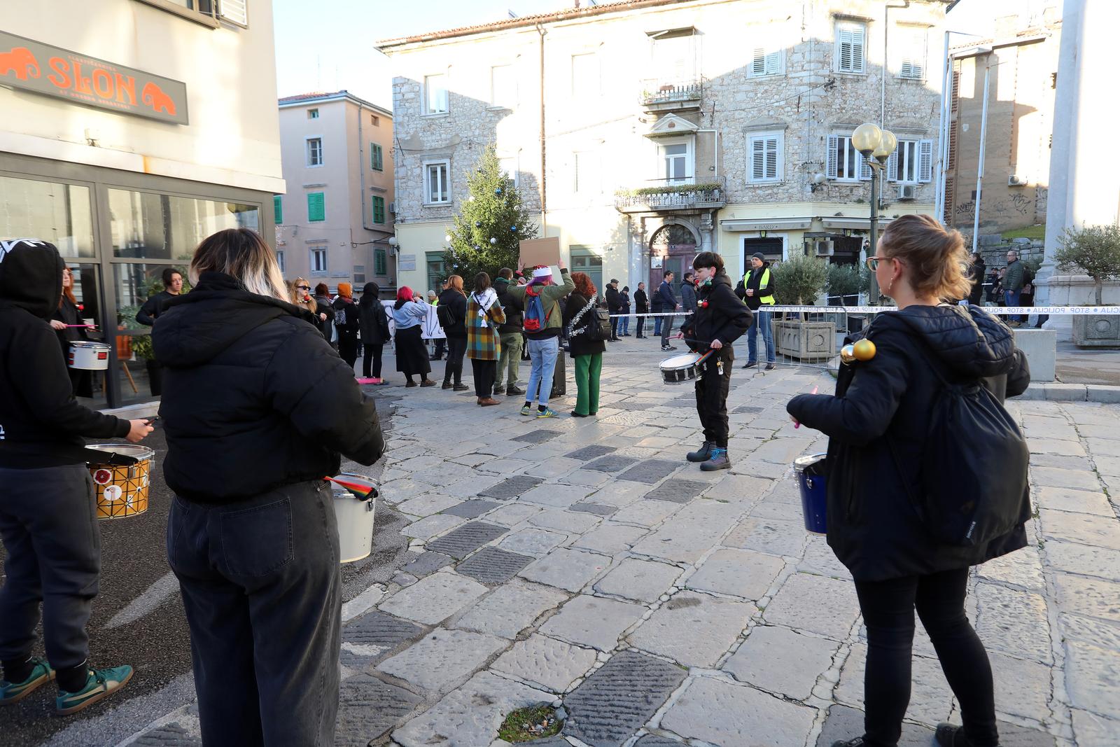 Rijeka: Molitelji i prosvjednici pred katedralom Svetog Vida Rijeka: Molitelji i prosvjednici pred katedralom Svetog Vida