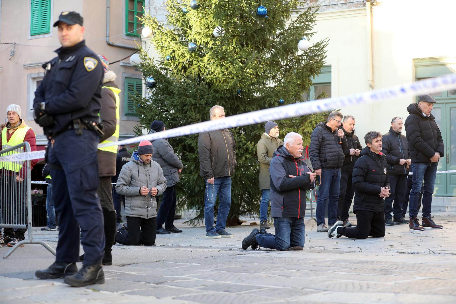 Rijeka: Molitelji i prosvjednici pred katedralom Svetog Vida Rijeka: Molitelji i prosvjednici pred katedralom Svetog Vida