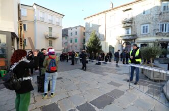 Rijeka: Molitelji i prosvjednici pred katedralom Svetog Vida Rijeka: Molitelji i prosvjednici pred katedralom Svetog Vida