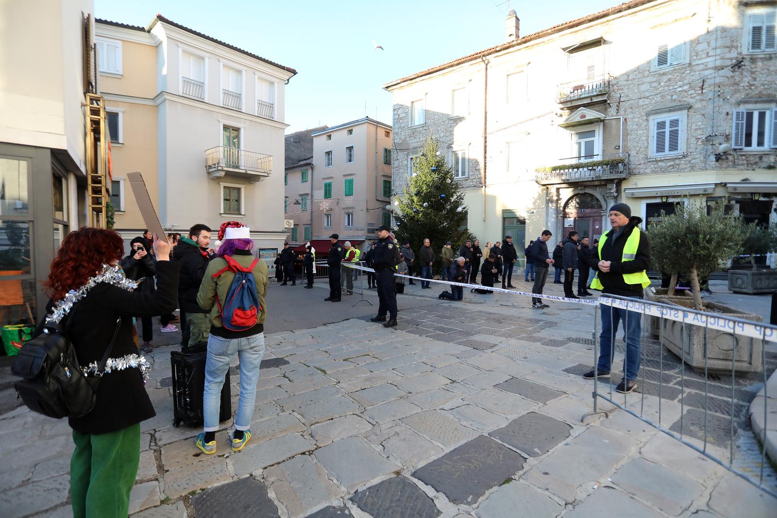 Rijeka: Molitelji i prosvjednici pred katedralom Svetog Vida Rijeka: Molitelji i prosvjednici pred katedralom Svetog Vida