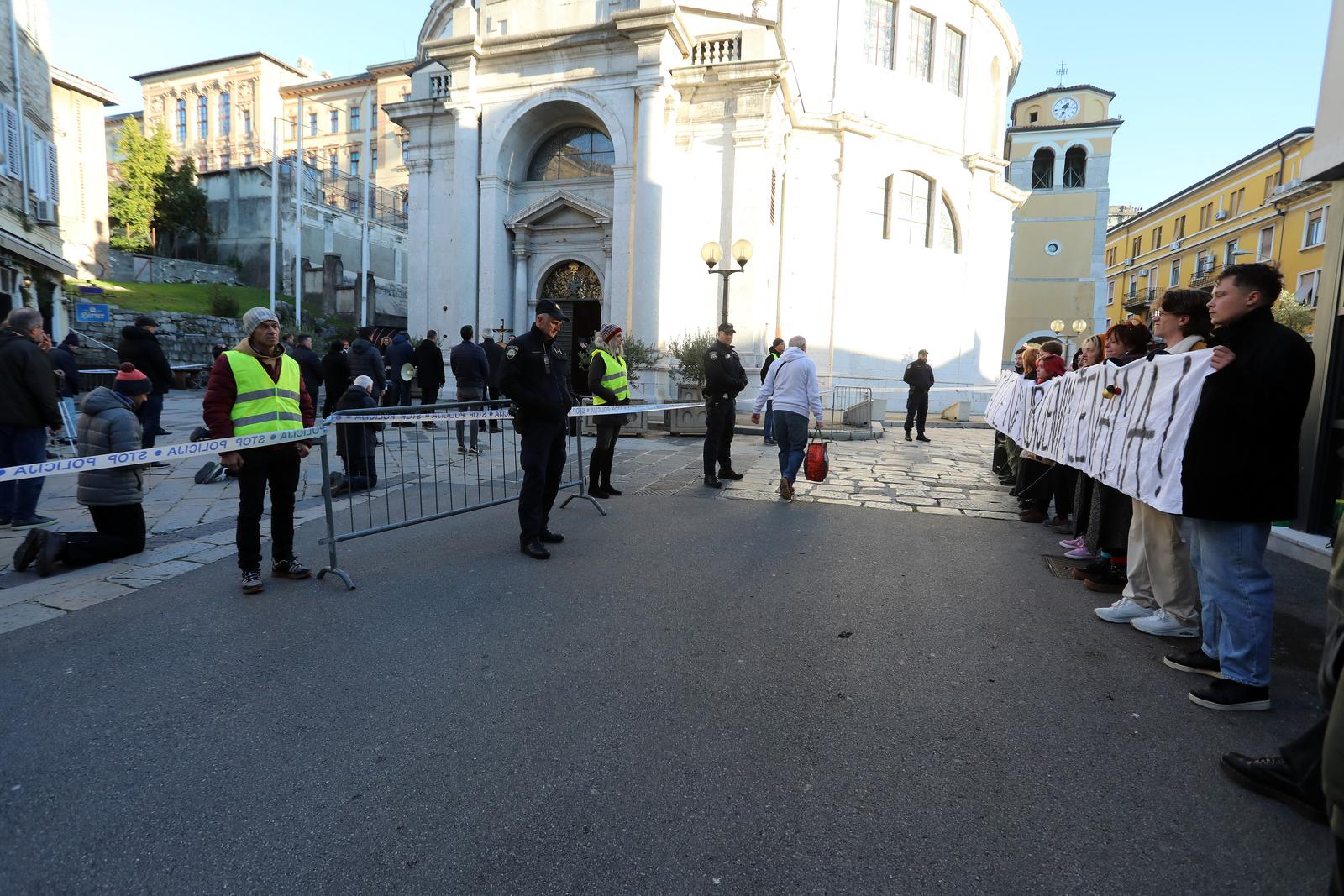 Rijeka: Molitelji i prosvjednici pred katedralom Svetog Vida Rijeka: Molitelji i prosvjednici pred katedralom Svetog Vida
