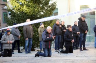 Rijeka: Molitelji i prosvjednici pred katedralom Svetog Vida Rijeka: Molitelji i prosvjednici pred katedralom Svetog Vida