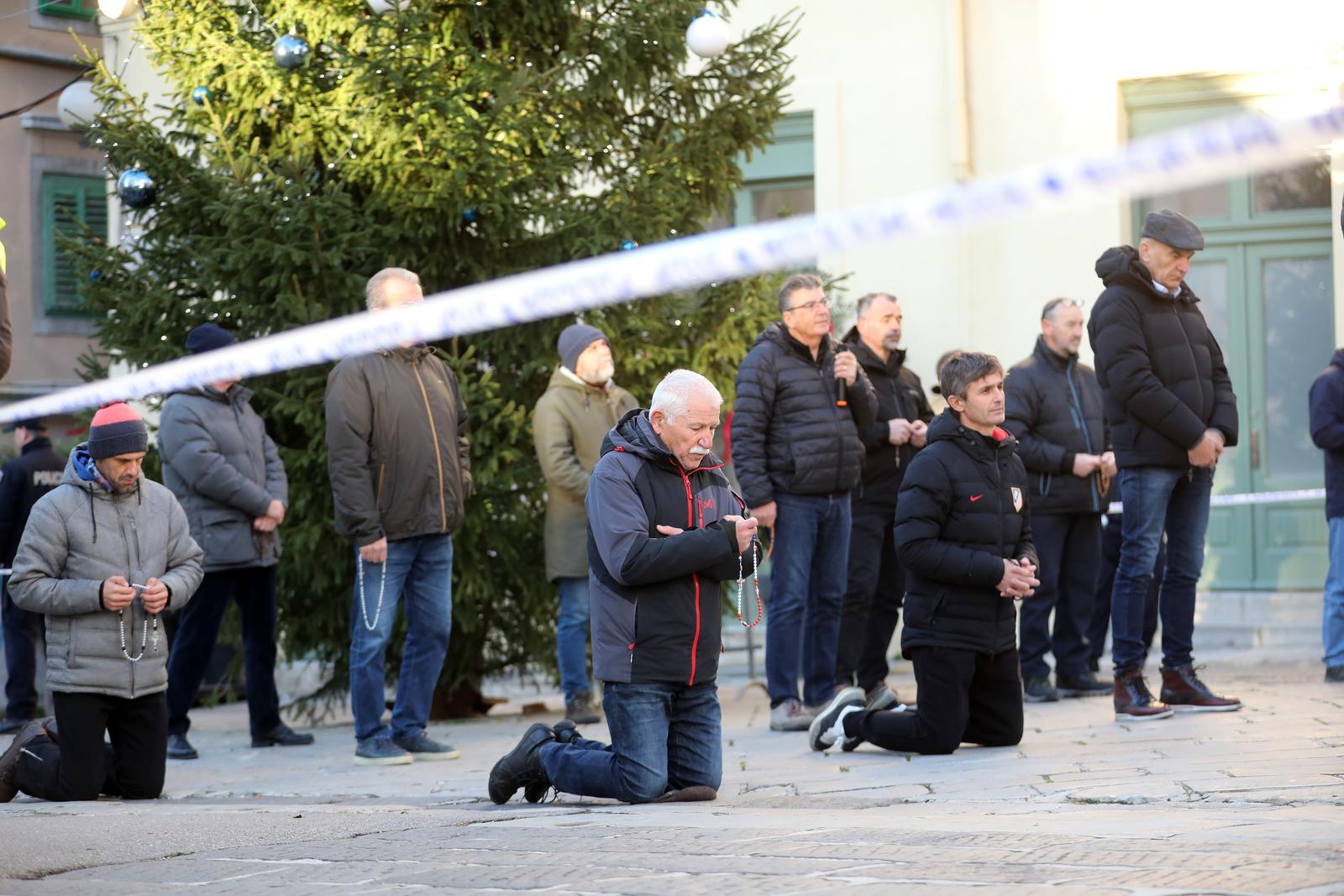 Rijeka: Molitelji i prosvjednici pred katedralom Svetog Vida Rijeka: Molitelji i prosvjednici pred katedralom Svetog Vida