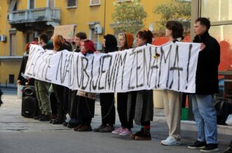 Rijeka: Molitelji i prosvjednici pred katedralom Svetog Vida Rijeka: Molitelji i prosvjednici pred katedralom Svetog Vida