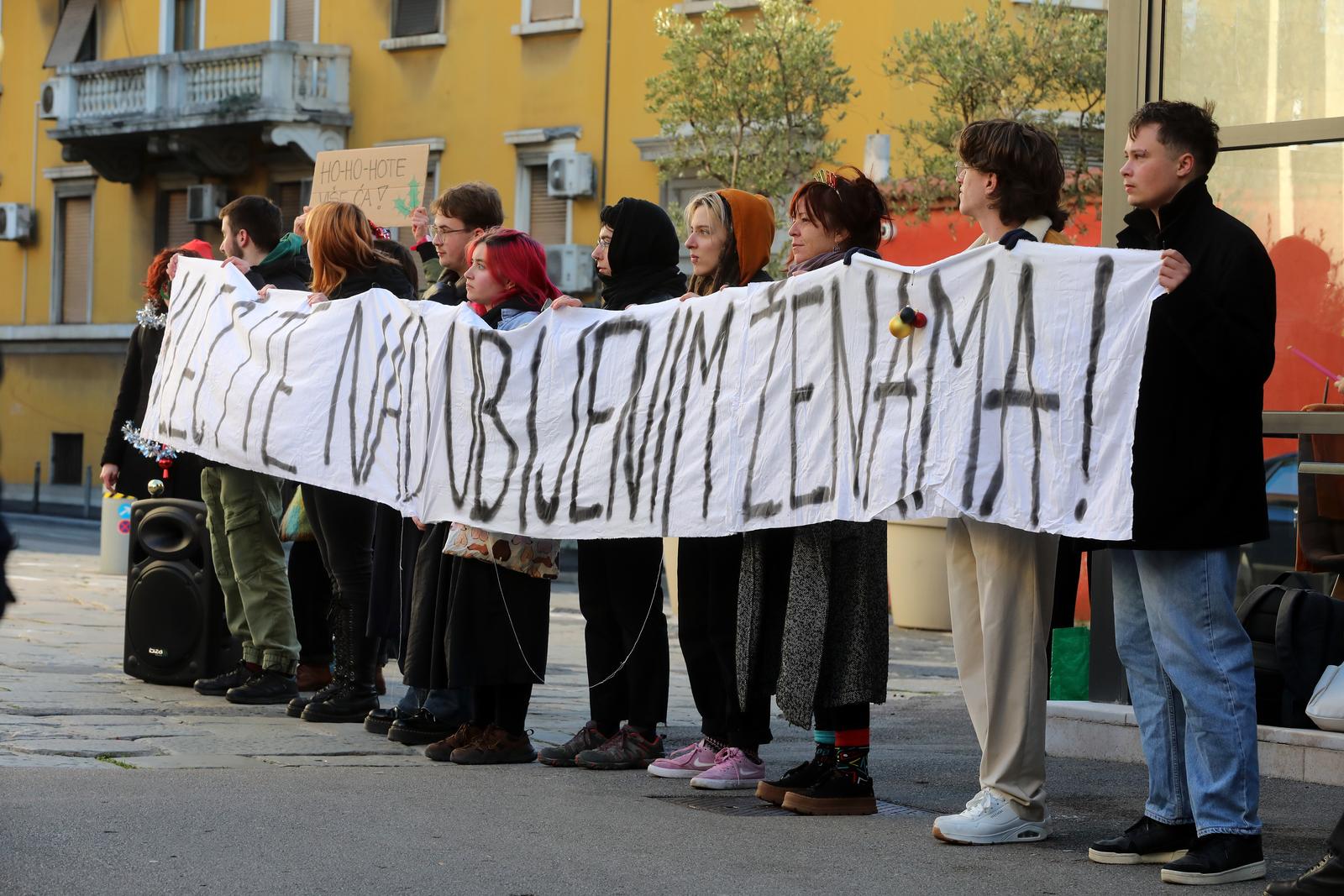 Rijeka: Molitelji i prosvjednici pred katedralom Svetog Vida Rijeka: Molitelji i prosvjednici pred katedralom Svetog Vida