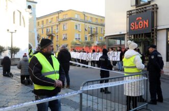 Rijeka: Molitelji i prosvjednici pred katedralom Svetog Vida Rijeka: Molitelji i prosvjednici pred katedralom Svetog Vida