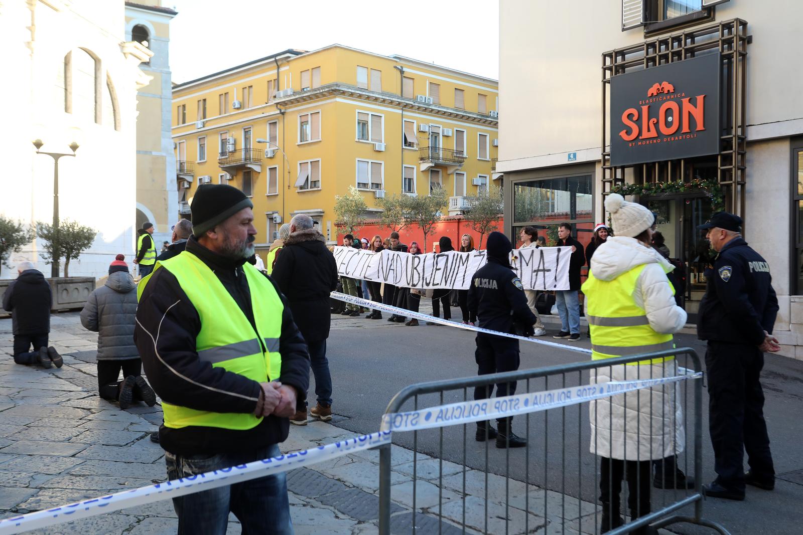 Rijeka: Molitelji i prosvjednici pred katedralom Svetog Vida Rijeka: Molitelji i prosvjednici pred katedralom Svetog Vida