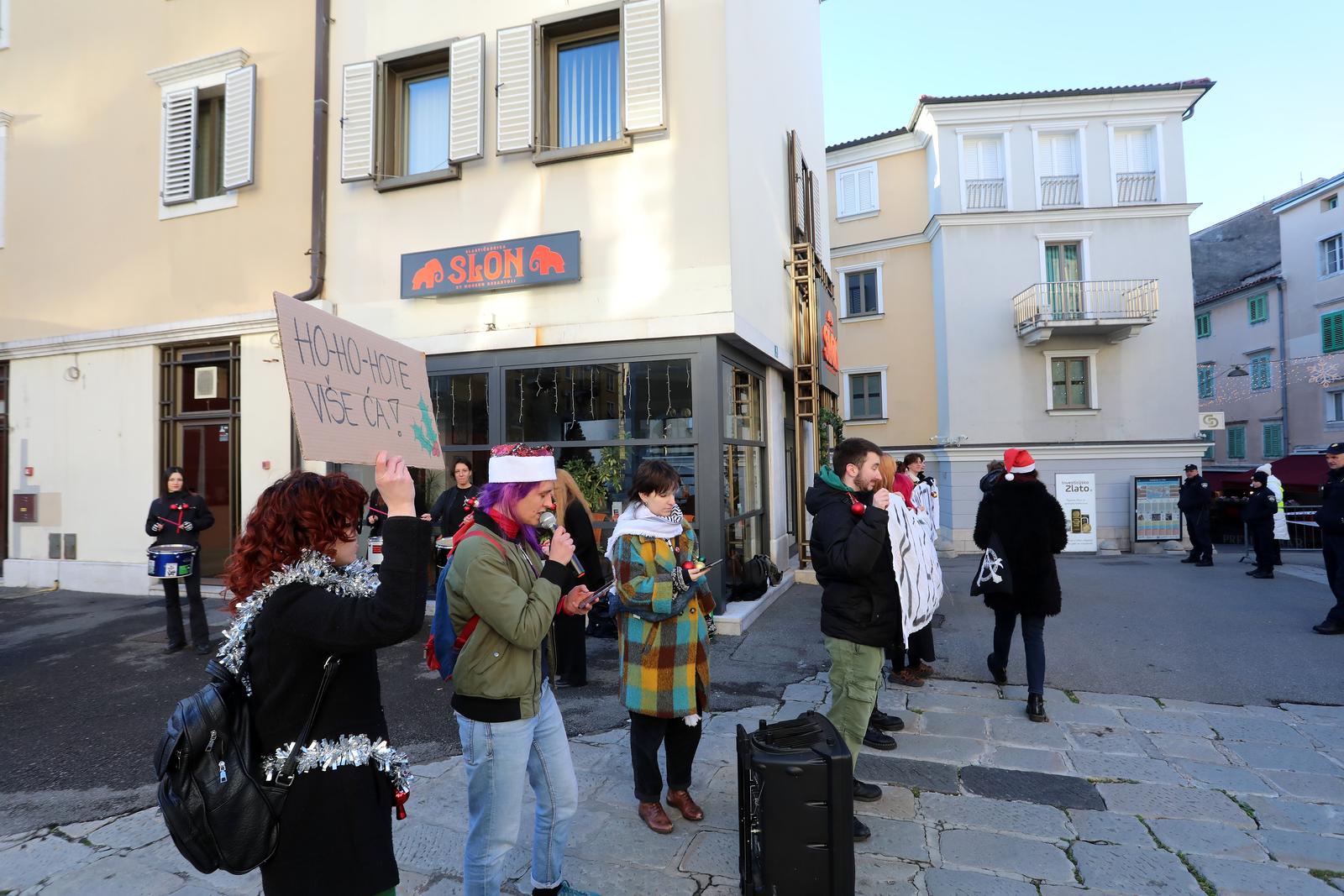 Rijeka: Molitelji i prosvjednici pred katedralom Svetog Vida Rijeka: Molitelji i prosvjednici pred katedralom Svetog Vida