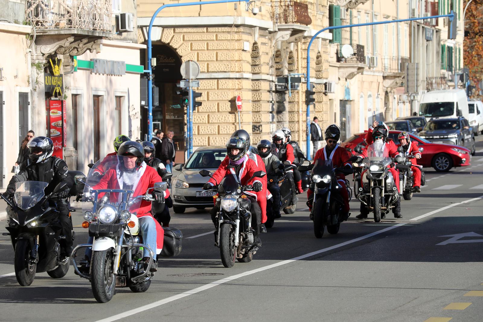 Rijeka: Bajkeri djedice nose poklone djeci u dječji dom u Lovranu Rijeka: Bajkeri djedice nose poklone djeci u dječji dom u Lovranu