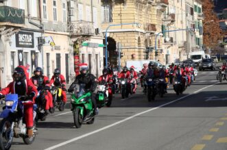 Rijeka: Bajkeri djedice nose poklone djeci u dje?ji dom u Lovranu Rijeka: Bajkeri djedice nose poklone djeci u dje?ji dom u Lovranu