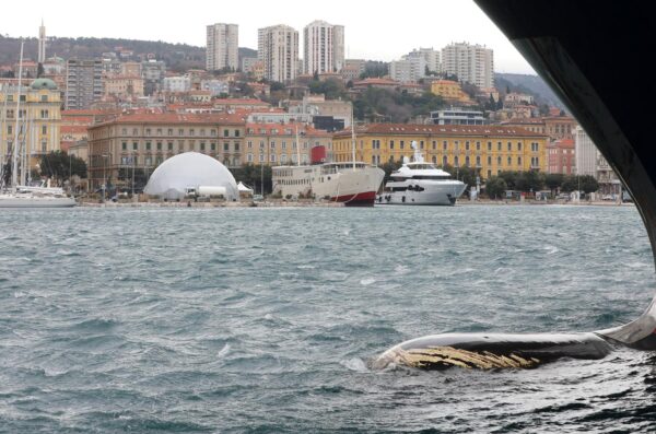 Rijeka: Olujna bura stvara valove i morsku pjenu u luci