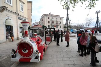 Rijeka: Vlakić Djeda Mraza prometuje centrom grada Rijeka: Vlakić Djeda Mraza prometuje centrom grada