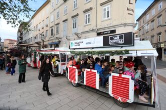 Rijeka: Vlaki? Djeda Mraza prometuje centrom grada Rijeka: Vlaki? Djeda Mraza prometuje centrom grada