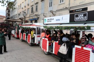 Rijeka: Vlaki? Djeda Mraza prometuje centrom grada Rijeka: Vlaki? Djeda Mraza prometuje centrom grada