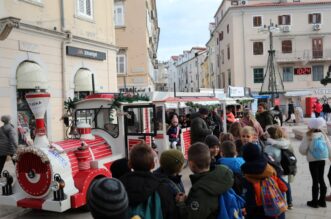 Rijeka: Vlaki? Djeda Mraza prometuje centrom grada Rijeka: Vlaki? Djeda Mraza prometuje centrom grada