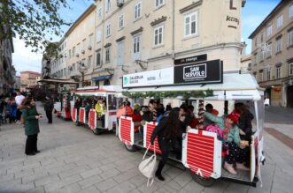 Rijeka: Vlakić Djeda Mraza prometuje centrom grada Rijeka: Vlakić Djeda Mraza prometuje centrom grada