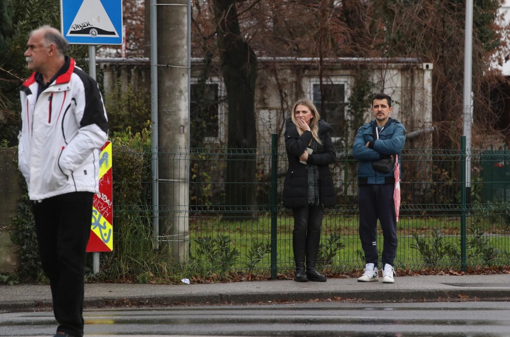 Drama u zagrebačkoj školi u Prečkom: Roditelji u suzama čekaju inforamcije o svojoj djeci Drama u zagrebačkoj školi u Prečkom: Roditelji u suzama čekaju inforamcije o svojoj djeci