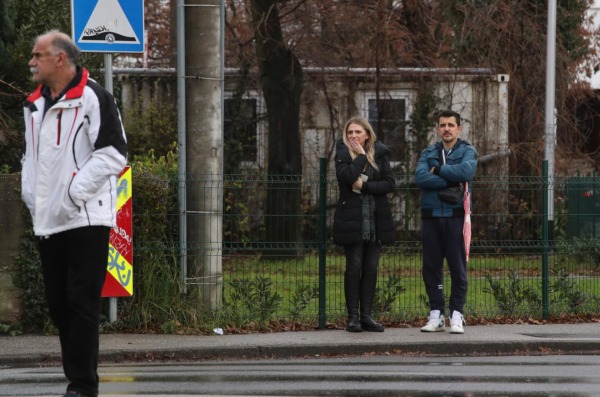 Drama u zagrebačkoj školi u Prečkom: Roditelji u suzama čekaju inforamcije o svojoj djeci