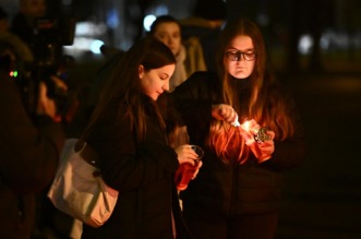Zagreb: Građani pale svijeće na školskom igralištu OŠ Prečko Zagreb: Građani pale svijeće na školskom igralištu OŠ Prečko