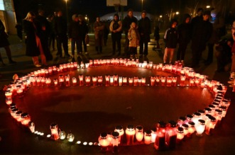Zagreb: Građani pale svijeće na školskom igralištu OŠ Prečko Zagreb: Građani pale svijeće na školskom igralištu OŠ Prečko