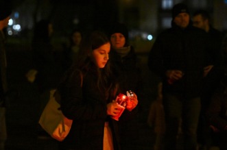 Zagreb: Građani pale svijeće na školskom igralištu OŠ Prečko Zagreb: Građani pale svijeće na školskom igralištu OŠ Prečko