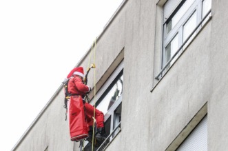 Zagreb: Djedovi Mrazovi spuštali se s krova bolnice na Rebru i darivali djecu Zagreb: Djedovi Mrazovi spuštali se s krova bolnice na Rebru i darivali djecu