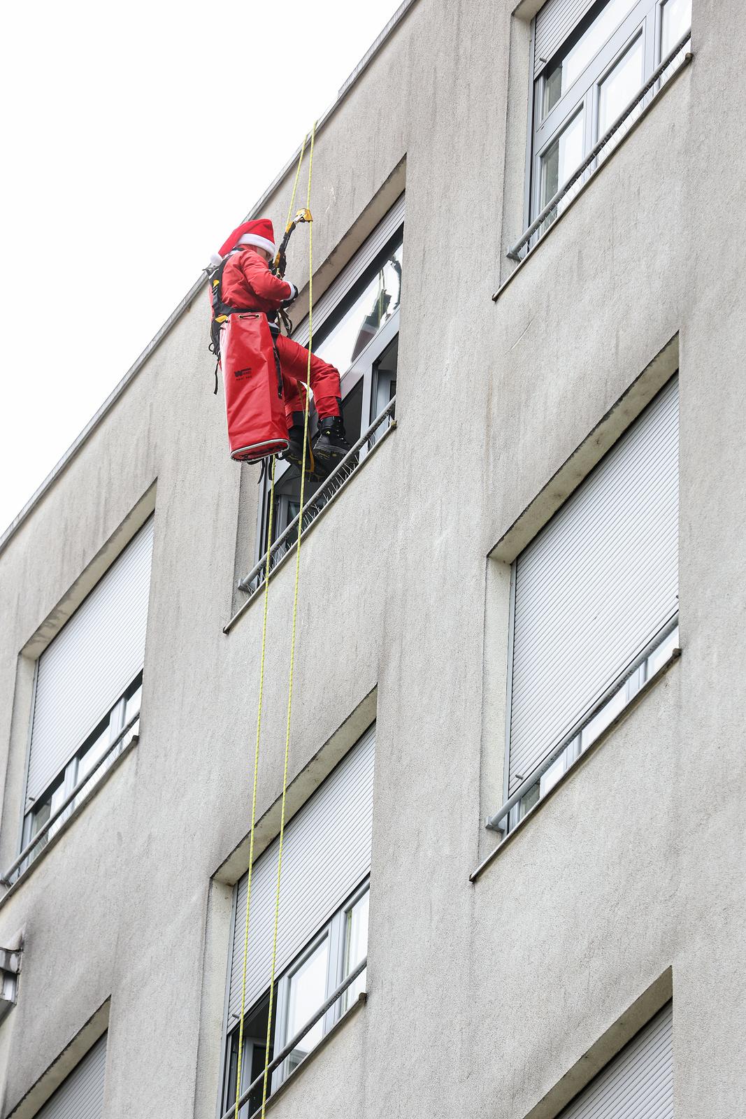 Zagreb: Djedovi Mrazovi spuštali se s krova bolnice na Rebru i darivali djecu Zagreb: Djedovi Mrazovi spuštali se s krova bolnice na Rebru i darivali djecu