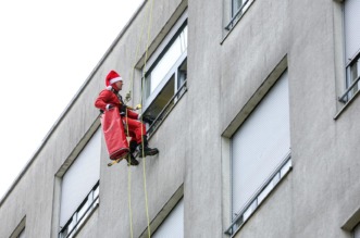 Zagreb: Djedovi Mrazovi spuštali se s krova bolnice na Rebru i darivali djecu Zagreb: Djedovi Mrazovi spuštali se s krova bolnice na Rebru i darivali djecu