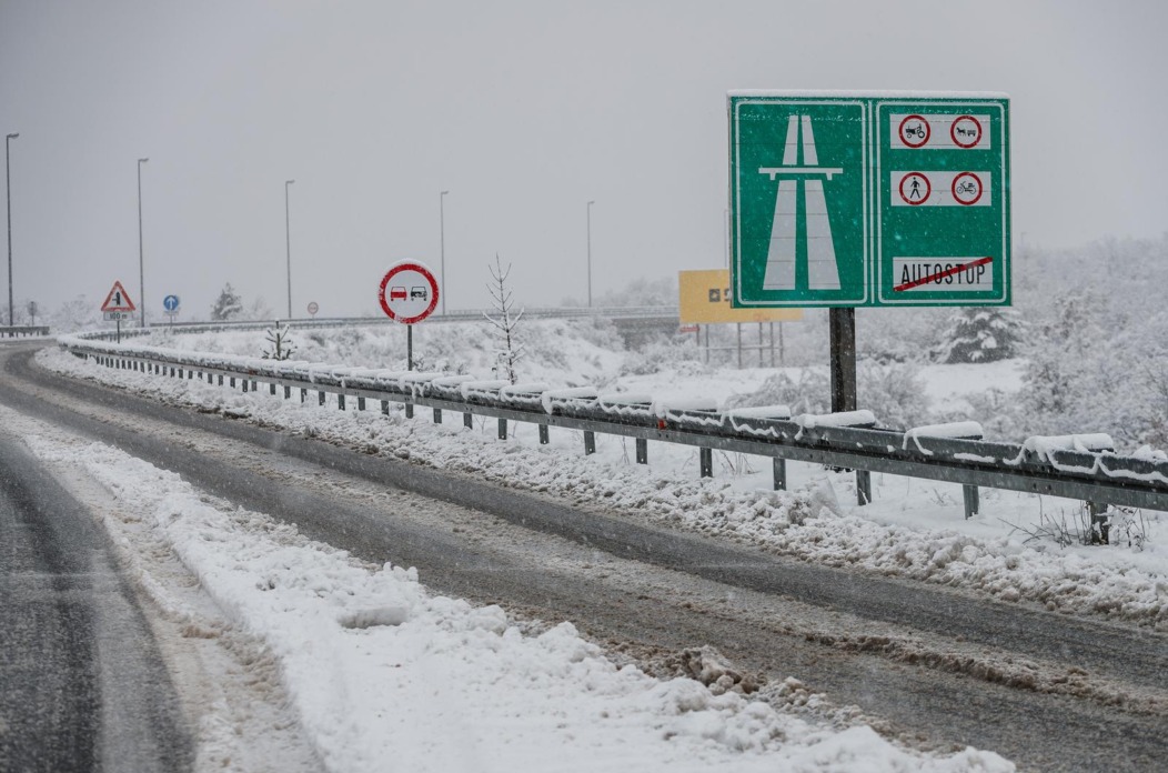 Snijeg zabijelio Zagvozd Snijeg zabijelio Zagvozd