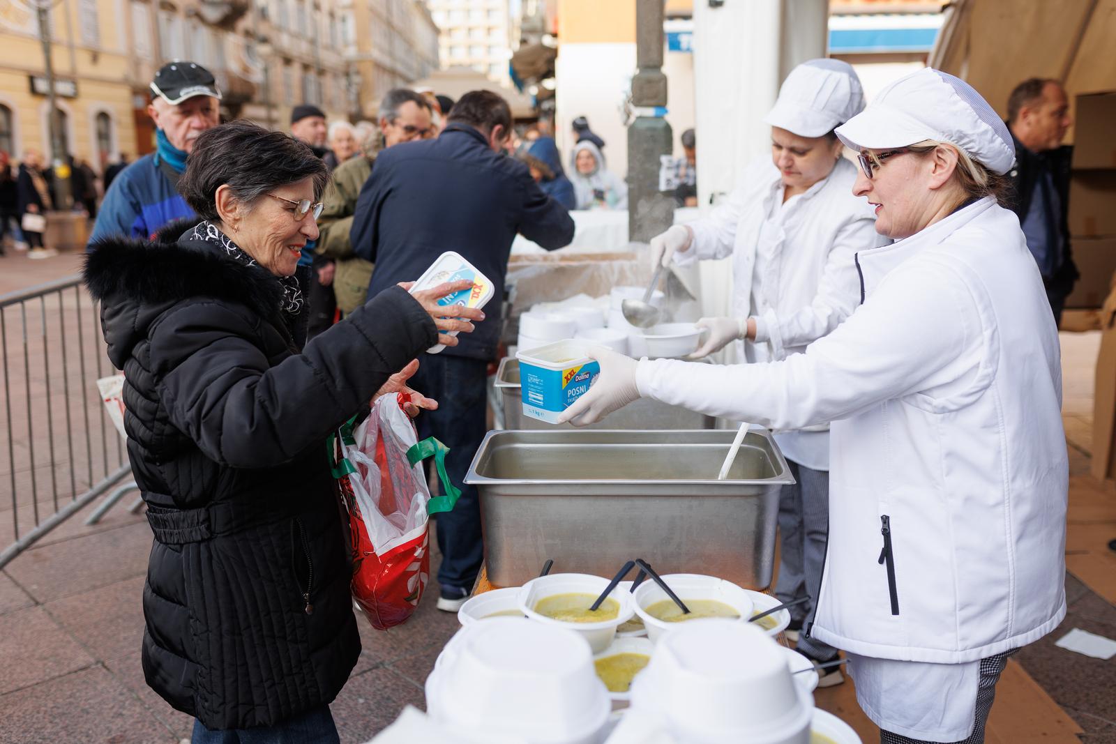 Podjela bakalara građanima u Rijeci Podjela bakalara građanima u Rijeci