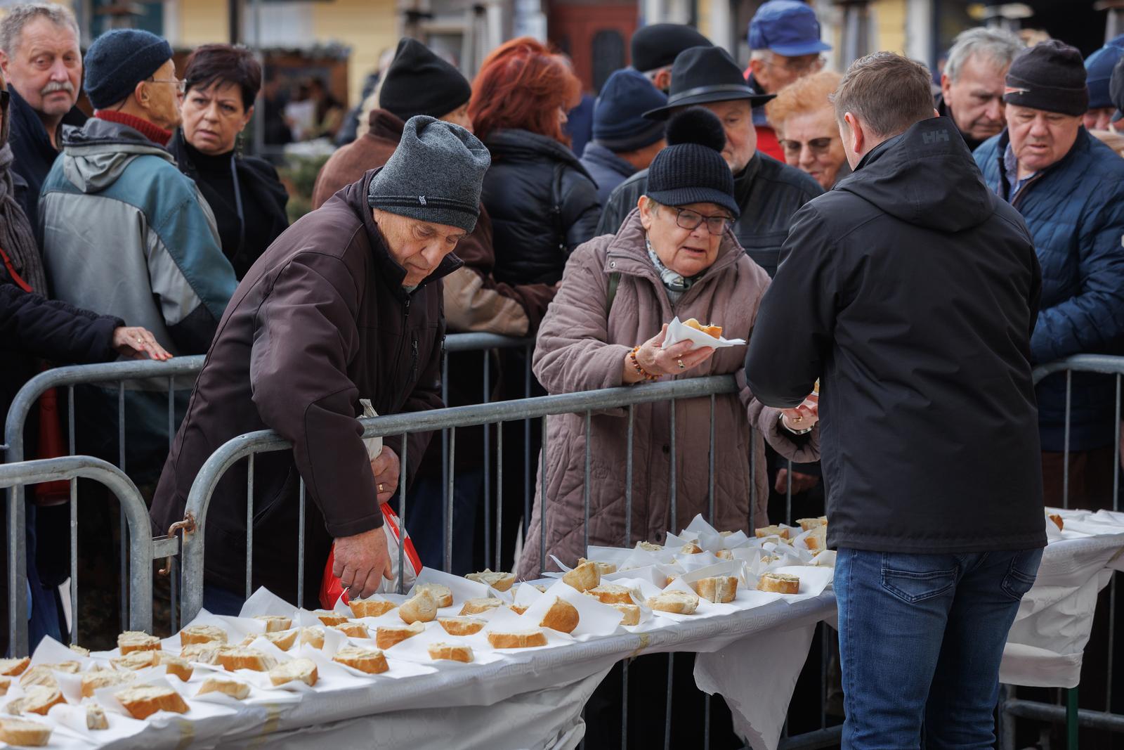 Podjela bakalara građanima u Rijeci Podjela bakalara građanima u Rijeci