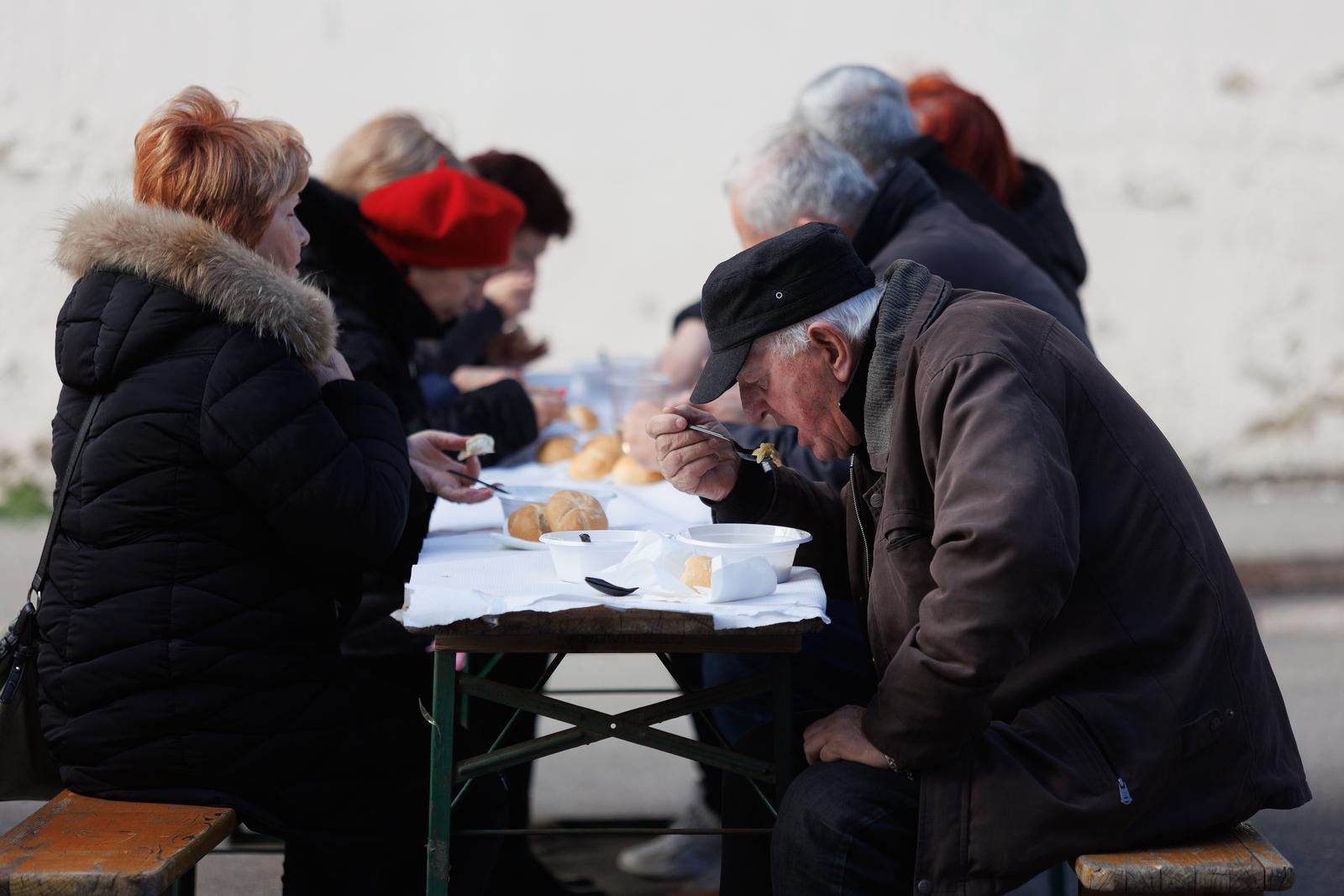 Podjela bakalara građanima u Rijeci Podjela bakalara građanima u Rijeci