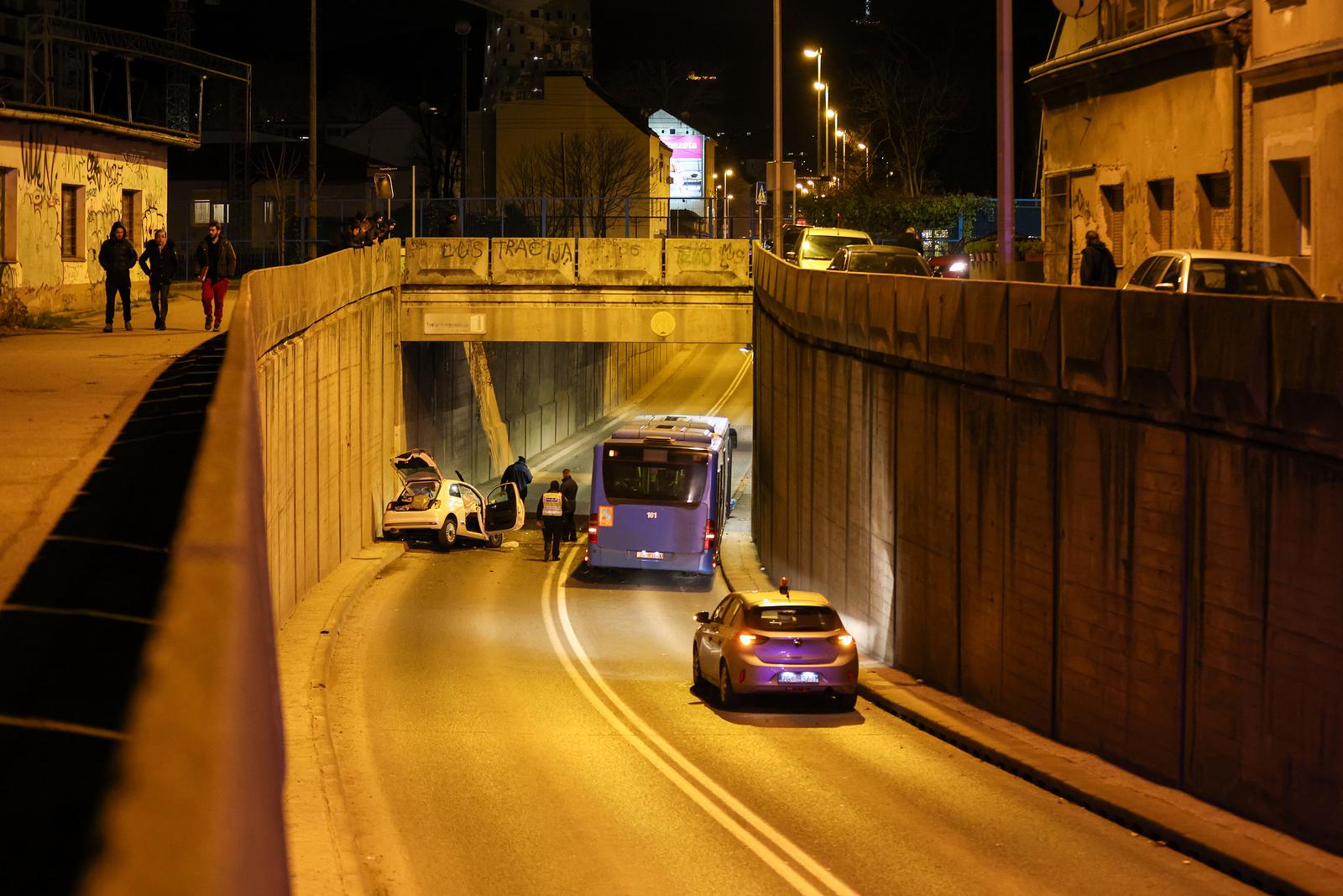 Zagreb: Pet osoba ozlijeđeno u sudaru osobnog automobila i autobusa u Selskoj ulici Zagreb: Pet osoba ozlijeđeno u sudaru osobnog automobila i autobusa u Selskoj ulici